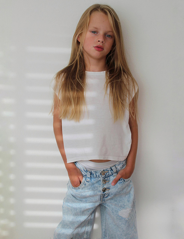 Kindermodel met blond haar liv