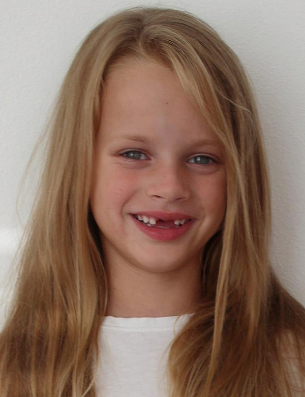 Kindermodel met blond haar liv