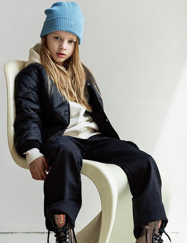 Kindermodel met blond haar liv