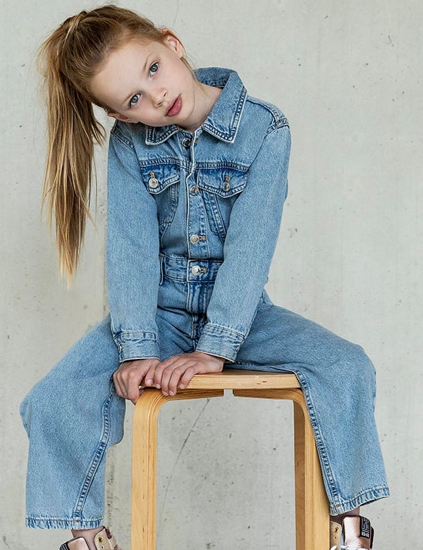 Kindermodel met blond haar liv