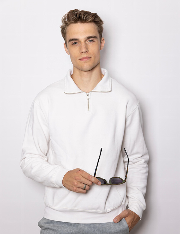 Mannelijk model met kort donker blond haar Loek S.