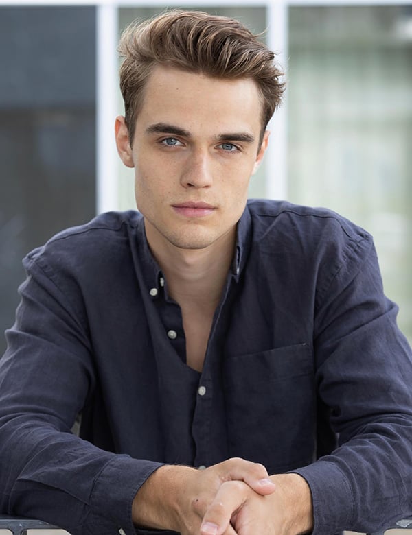Mannelijk model met kort donker blond haar Loek S.