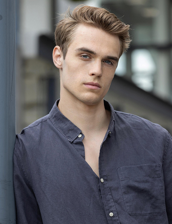 Mannelijk model met kort donker blond haar Loek S.