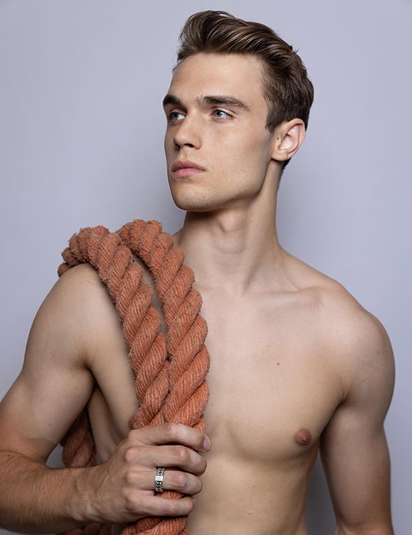 Mannelijk model met kort donker blond haar Loek S.
