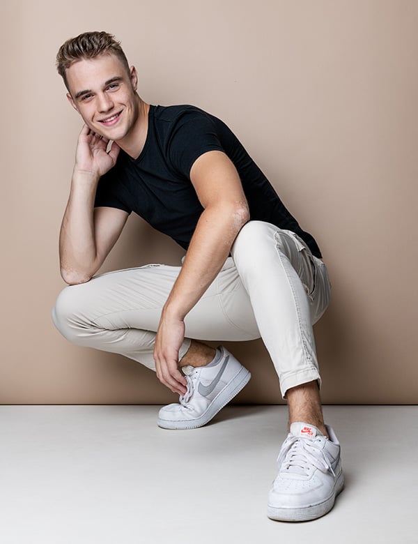 Mannelijk model met blond haar Loek