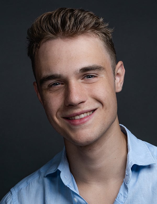 Model Mannelijk model met blond haar loek