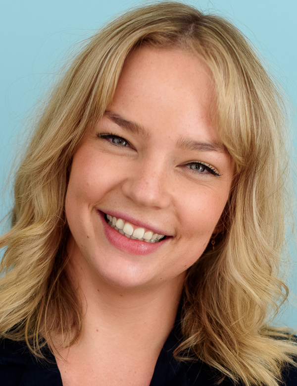 Vrouwelijk model met blond haar loes
