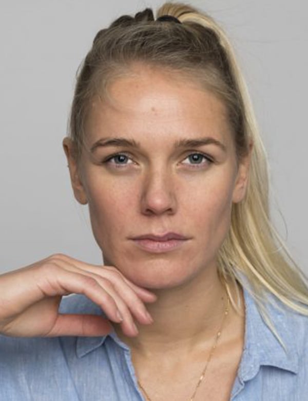 Vrouwelijk model met blond haar loes r.