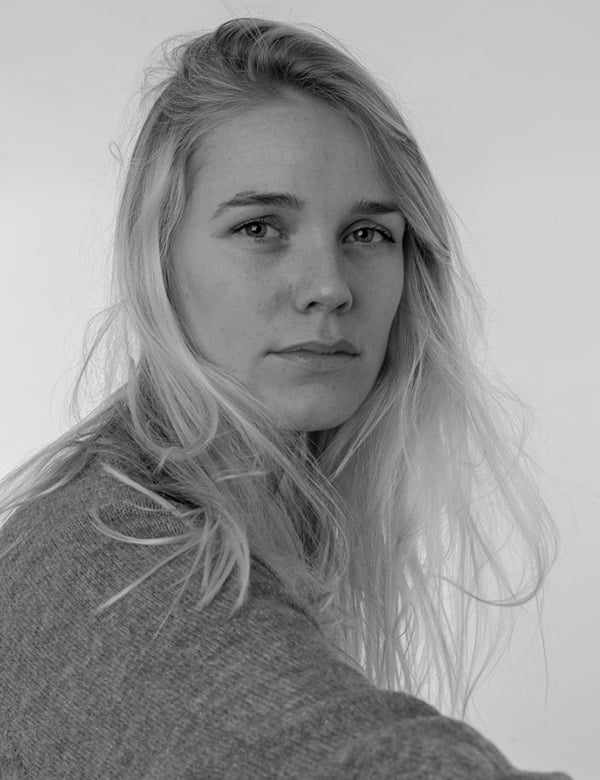 Vrouwelijk model en figurant met lichtblond haar Loes