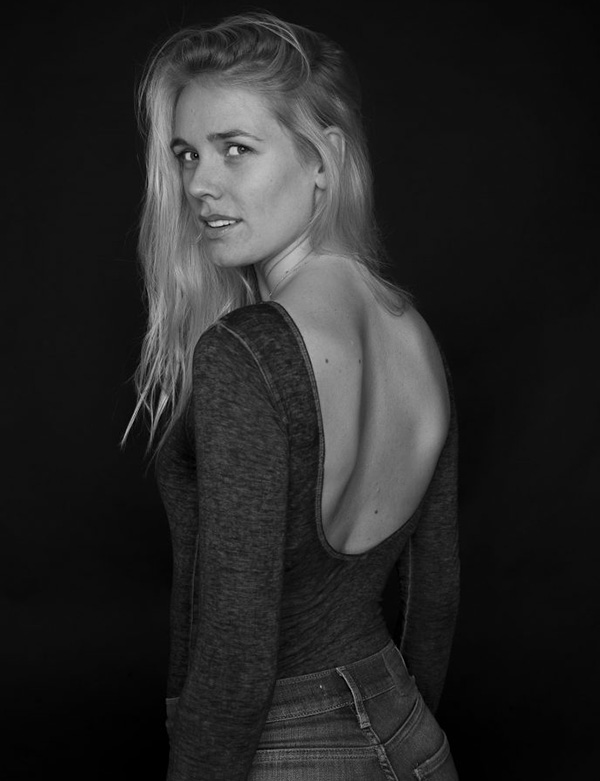 Vrouwelijk model en figurant met lichtblond haar Loes