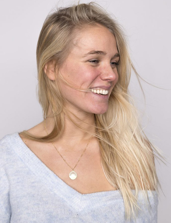 Vrouwelijk model en figurant met lichtblond haar Loes