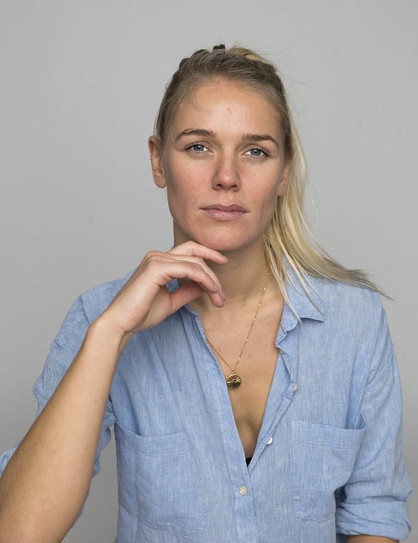 Vrouwelijk model en figurant met lichtblond haar Loes