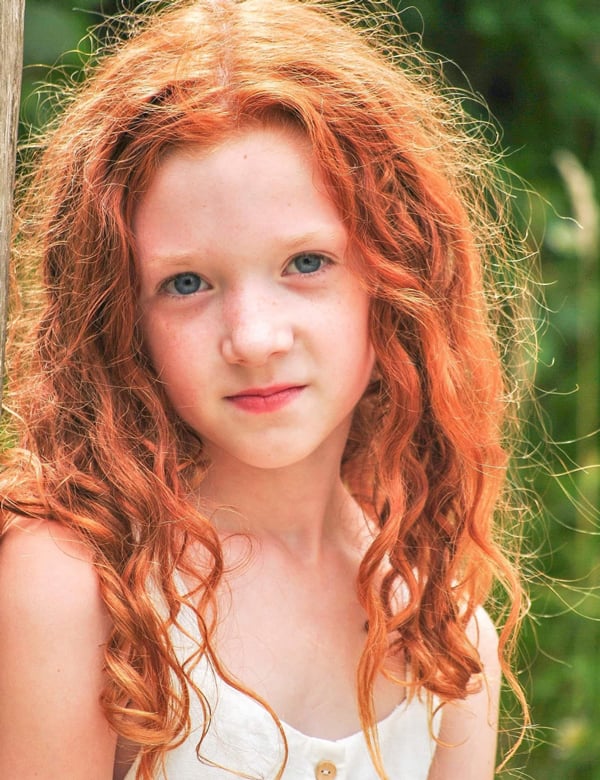 Kindermodel met rood haar lore