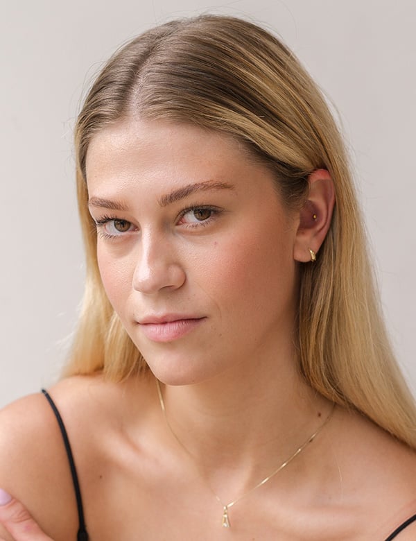 Vrouwelijk model met blond haar lotte k.