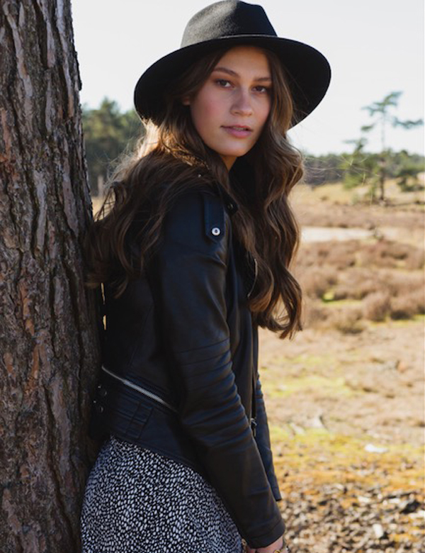 Tienermodel met donkerblond haar Lotte