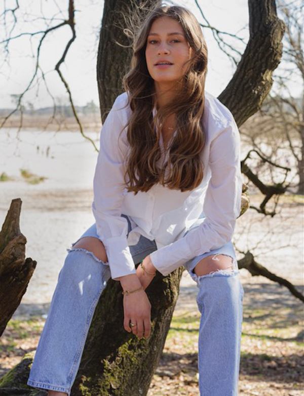 Tienermodel met donkerblond haar Lotte