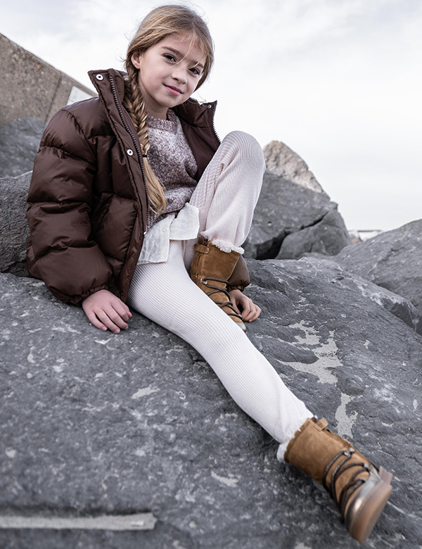 Kindermodel met donkerblond haar Lotus