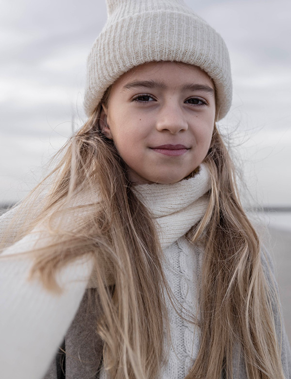 Kindermodel met donkerblond haar Lotus