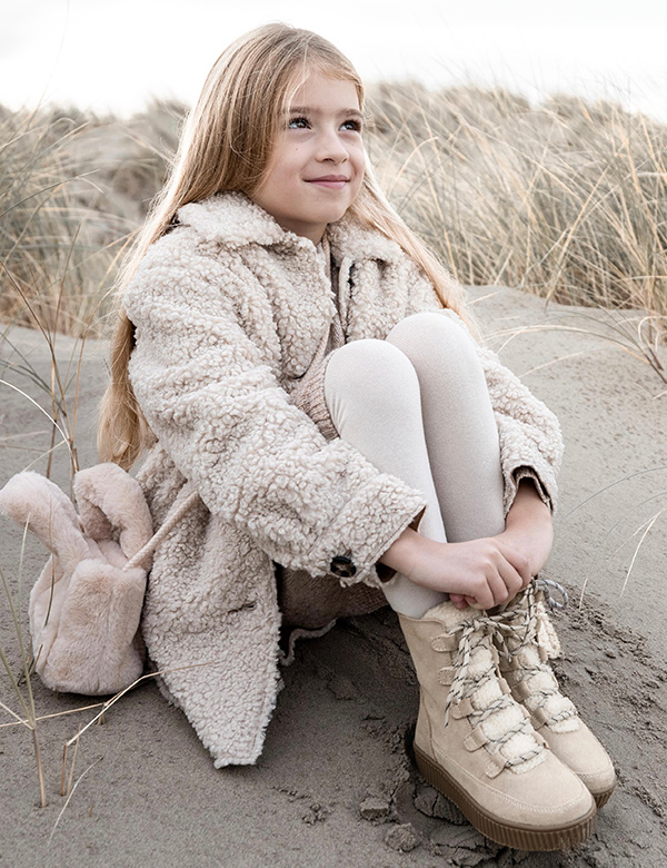 Kindermodel met donkerblond haar Lotus