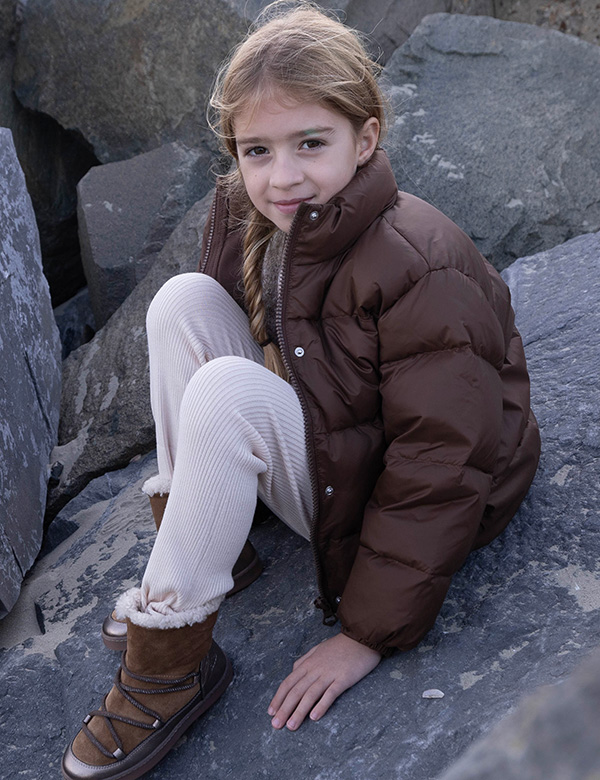 Kindermodel met donkerblond haar Lotus