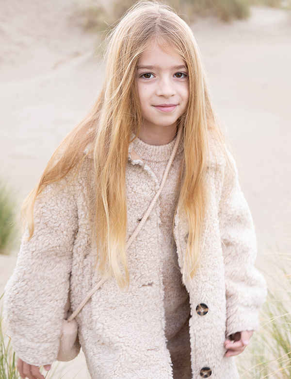 Kindermodel met donkerblond haar Lotus