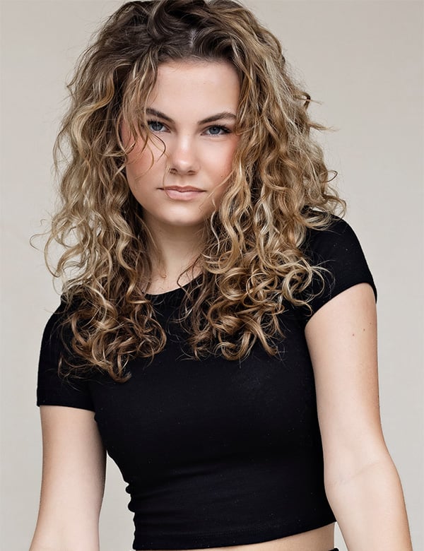 Vrouwelijk model met blond haar Lou Lou