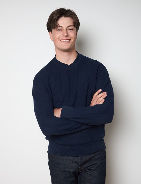 Tienermodel met donkerblond haar Lucas Be.