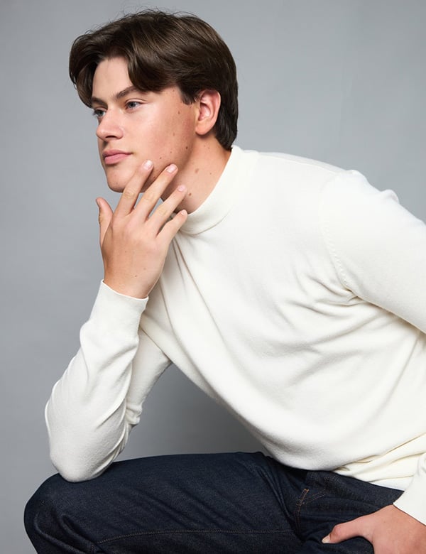 Tienermodel met donkerblond haar Lucas Be.