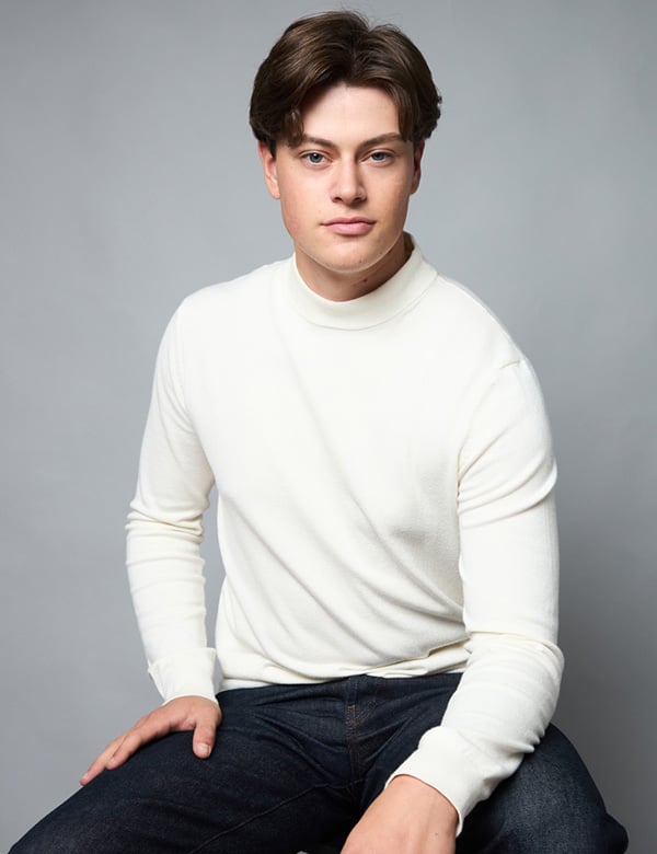 Tienermodel met donkerblond haar Lucas Be.