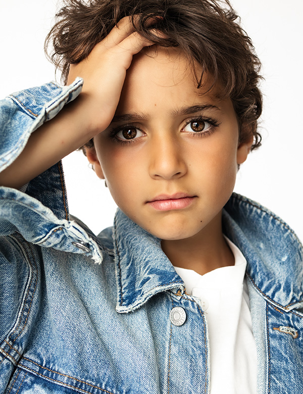 Kindermodel met kort bruin haar Lucas Rom.