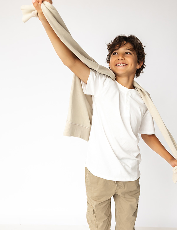 Kindermodel met kort bruin haar Lucas Rom.