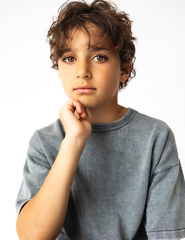 Kindermodel met kort bruin haar Lucas Rom.