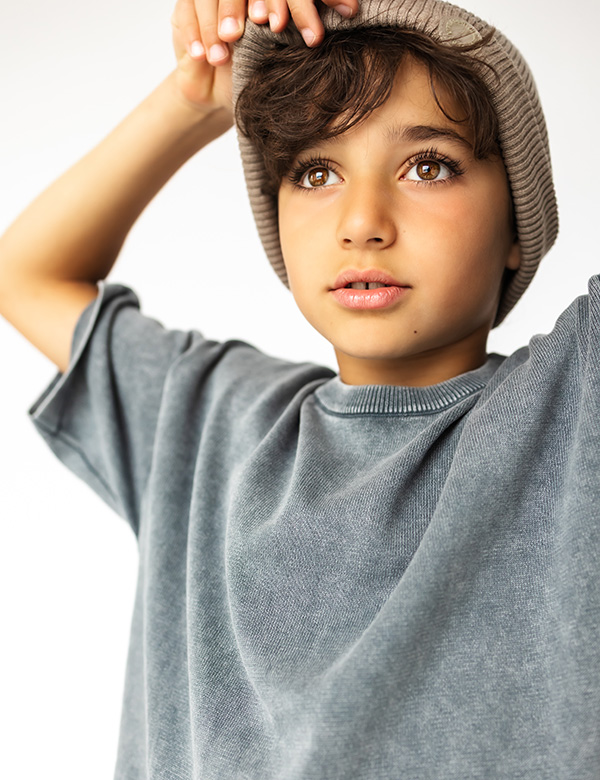 Kindermodel met kort bruin haar Lucas Rom.
