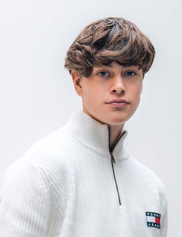 Tienermodel met donkerblond haar Lucas