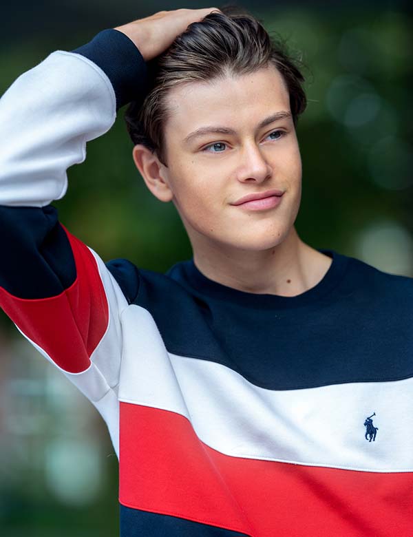 Tienermodel met donkerblond haar Lucas