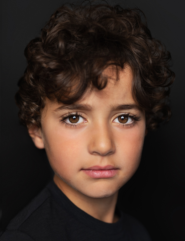 Kindermodel met donkerbruin haar Lucas Rom.