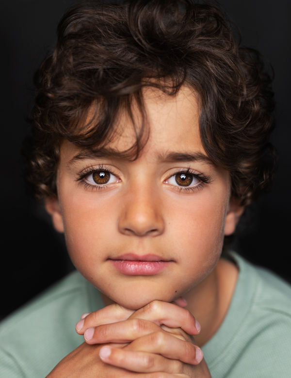 Kindermodel met donkerbruin haar Lucas Rom.