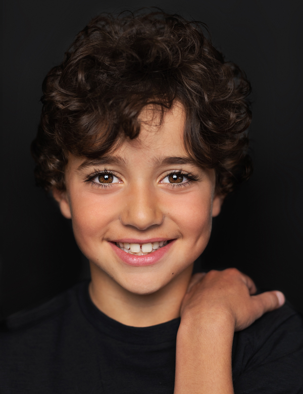 Kindermodel met donkerbruin haar Lucas Rom.