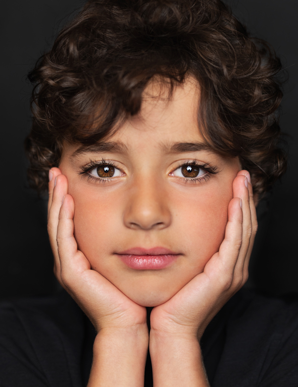 Kindermodel met donkerbruin haar Lucas Rom.