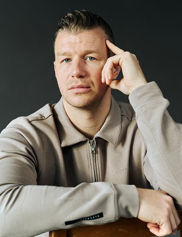 Mannelijk model met blond haar Luke V.