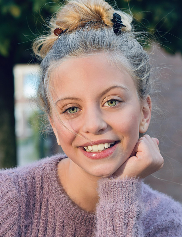 Kindermodel donkerblond haar lynette