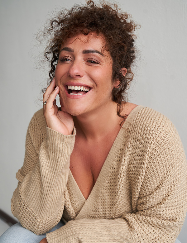 Vrouwelijk model met krullend haar Lynn T.