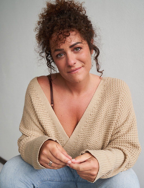 Vrouwelijk model met krullend haar Lynn T.
