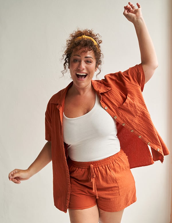 Vrouwelijk model met krullend haar Lynn T.