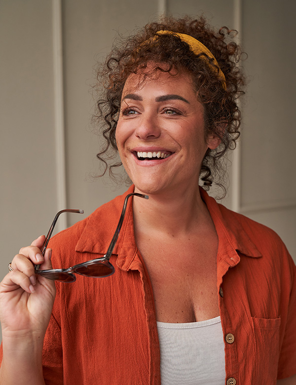 Vrouwelijk model met krullend haar Lynn T.