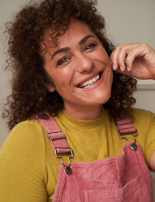Vrouwelijk model met krullend haar Lynn T.