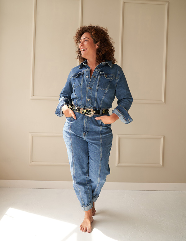 Vrouwelijk model met krullend haar Lynn T.
