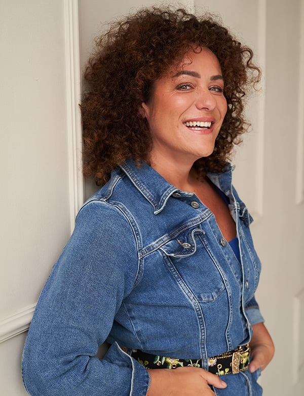 Vrouwelijk model met krullend haar Lynn T.