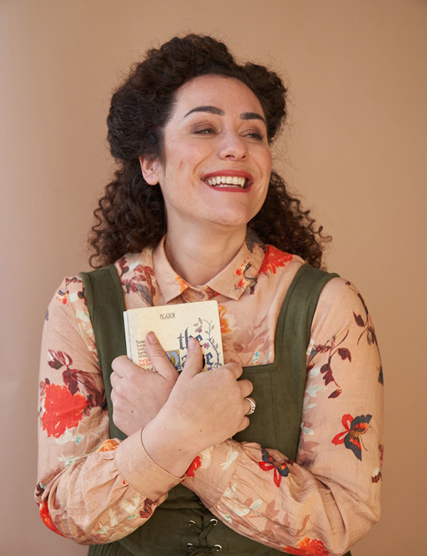 Vrouwelijk model met krullen Lynn T.