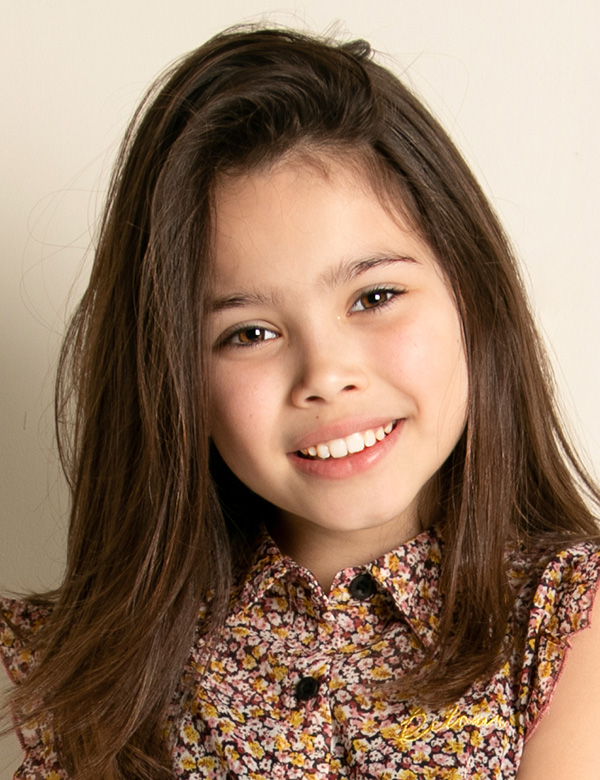 Kindermodel met lang bruin haar lynn